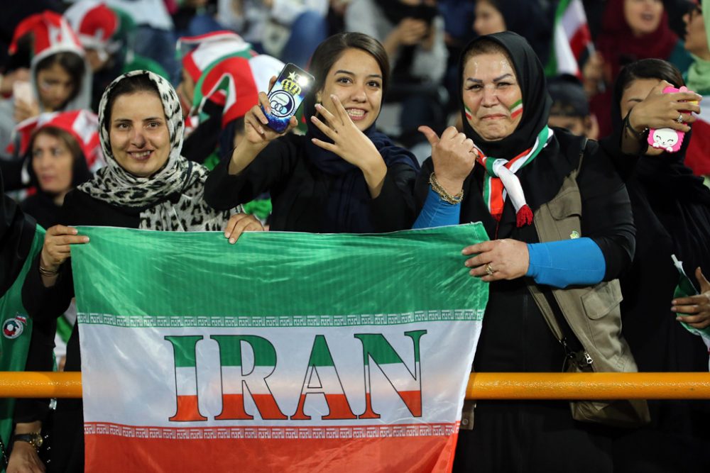 Premiere: Weibliche Fußball-Fans im Asadi-Stadion in Teheran (Bild: Atta Kenare/AFP)