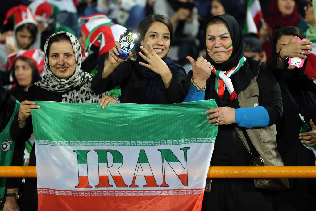 Premiere: Weibliche Fußball-Fans im Asadi-Stadion in Teheran (Bild: Atta Kenare/AFP)