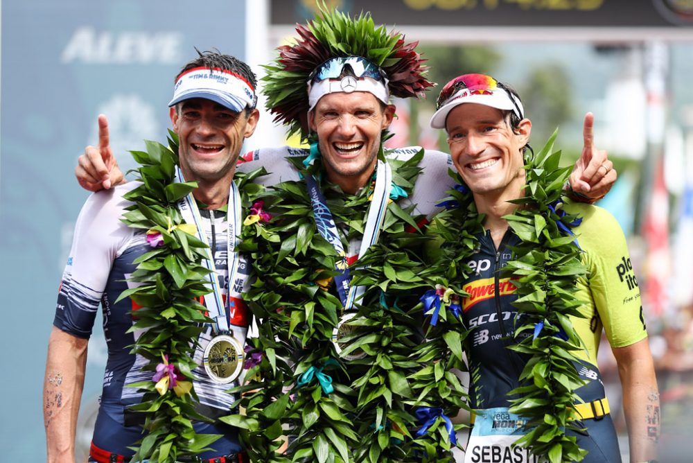 v.l. Zweiter Tim O'Donnel (USA), Sieger Jan Frodeno (GER) und Dritter Sebastian Kienle (GER) beim Ironman auf Hawaii 2019 (Bild: David Pintens/AFP)