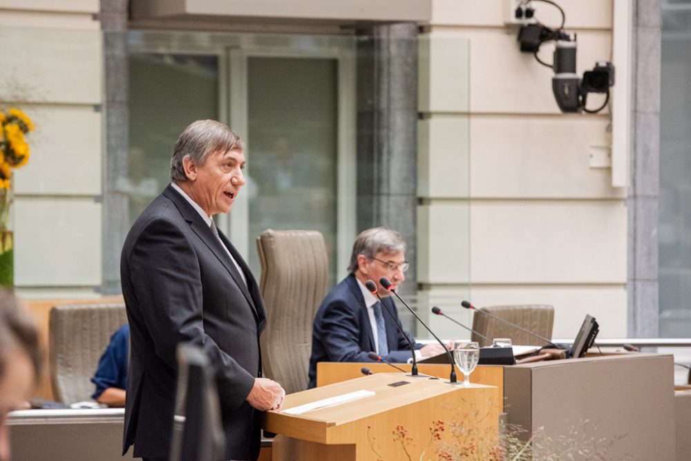 Jan Jambon bei seiner Regierungserklärung im flämischen Parlament (Bild: Jonas Roosens/Belga)