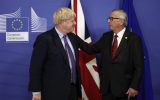 Großbritanniens Premier Boris Johnson und EU-Kommissionspräsident Jean-Claude Juncker am 17. Oktober in Brüssel (Bild: Kenzo Tribouillard/AFP)