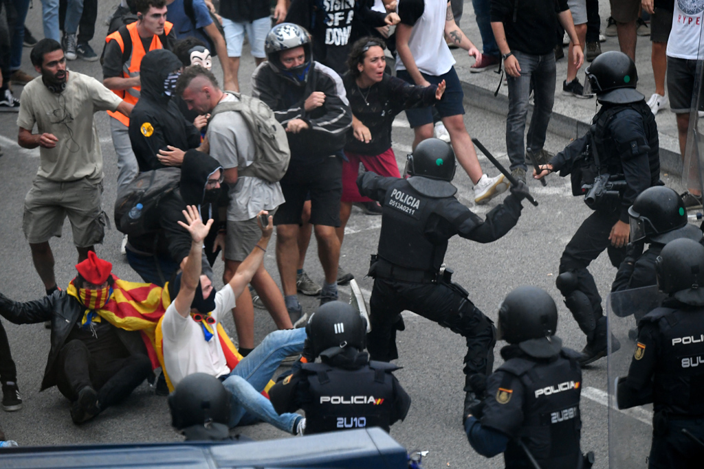 Protest gegen die Urteile gegen die katalanischen Separatisten: In Barcelona kam es zu heftigen Auseinandersetzungen mit der Polizei (Bild: Lluis Gene/AFP)