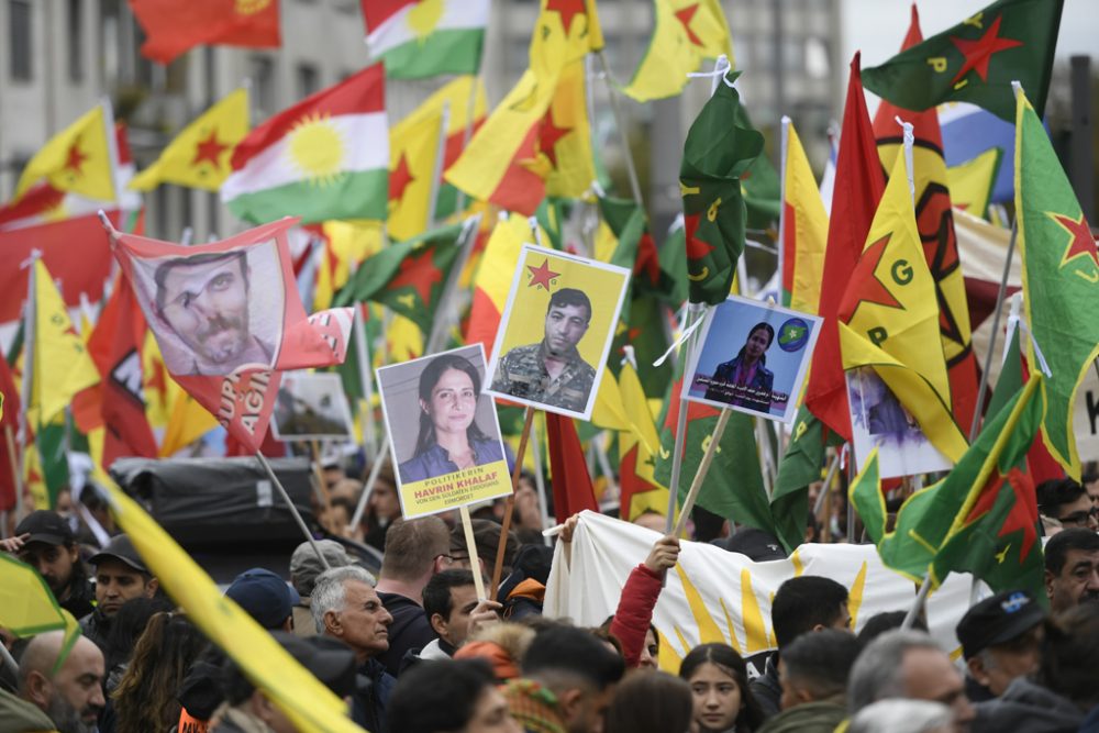 Kurdische Demonstranten in Köln (Bild: Ina Fassbender/AFP)