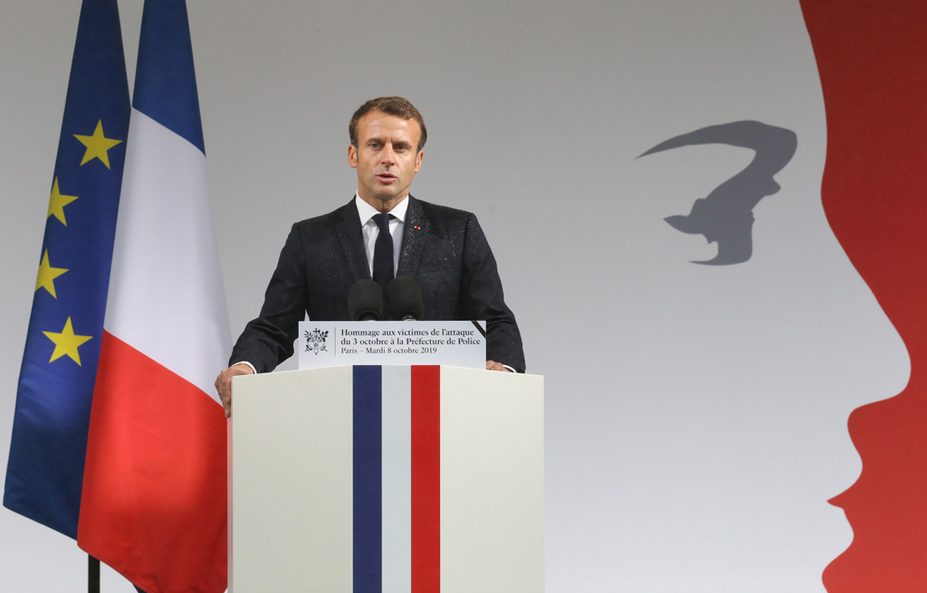 Präsident Macron bei der Trauerfeier für die Opfer des Messeranschlags