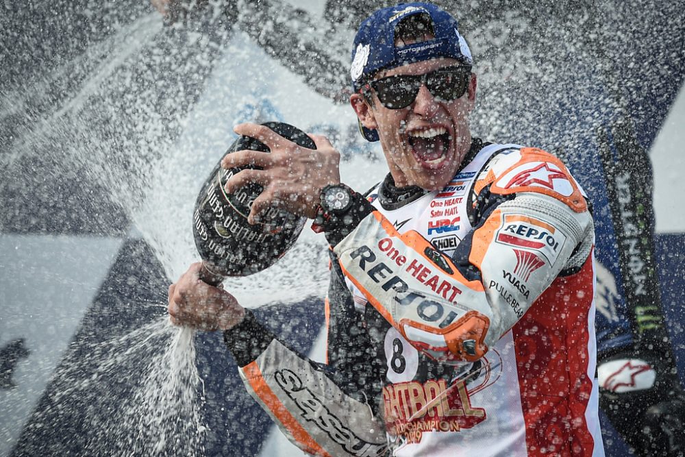 Marc Marquez feiert seinen sechsten Titel (Bild: Lillian Suwanrumpha/AFP)