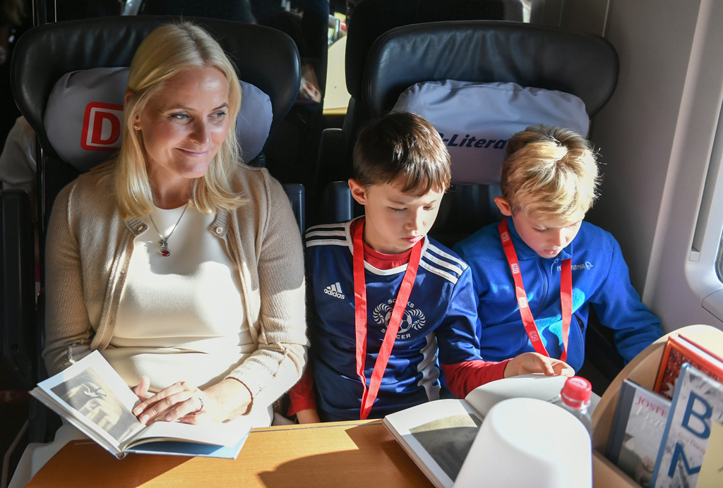 Mette-Marit von Norwegen mit Kindern im "Literaturzug" (Bild: Jens Kalaene/AFP)