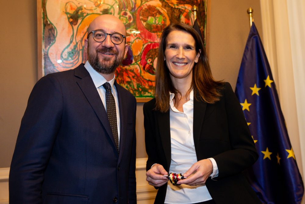 Sophie Wilmès erhielt von Charles Michel den Schlüssel zum Haus Nummer 16 in der Brüsseler Rue de la Loi (Bild: Nicolas Maeterlinck/Belga)