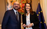 Sophie Wilmès erhielt von Charles Michel den Schlüssel zum Haus Nummer 16 in der Brüsseler Rue de la Loi (Bild: Nicolas Maeterlinck/Belga)