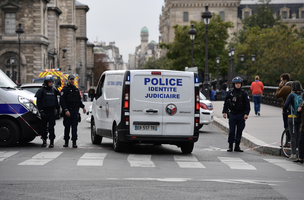 Messerstecherei in Paris: Justizpolizei vor Ort (Bild: Martin Bureau/AFP)