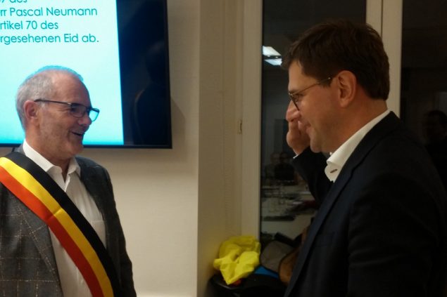 Raerens neuer Generaldirektor Pascal Neumann legt vor Bürgermeister Erwin Güsting den Eid ab (Foto: Chantal Scheuren, BRF)