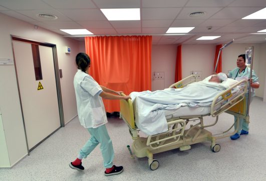 Pflegepersonal im Krankenhaus (Illustrationsbild: Eric Lalmand/Belga)