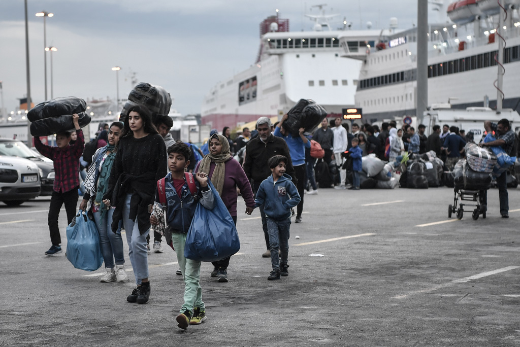 Migranten bei ihrer Ankunft im Hafen von Piräus (Bild: Louisa Gouliamaki/AFP)