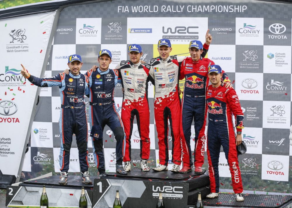 Treppchen der Rallye Wales mit Sieger Ott Tänak,Thierry Neuville auf Platz zwei und Sébastien Ogier auf drei