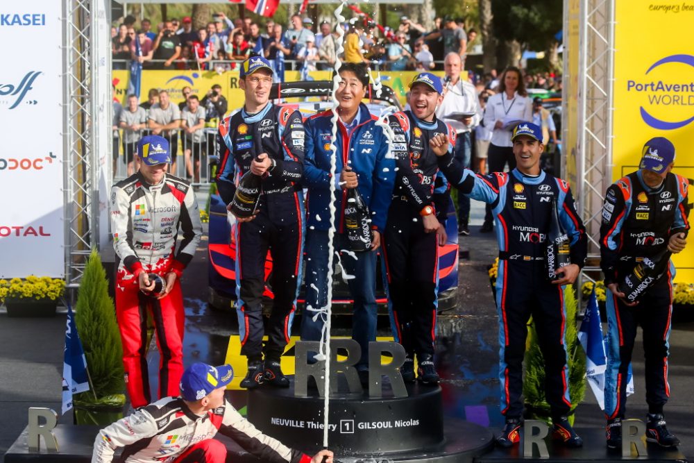 Thierry Neuville steht in Spanien ganz oben auf dem Treppchen - aber Ott Tänak (vorne) begießt den WM-Titel (Bild: Fabien Dufour/Hyundai Motorsport)