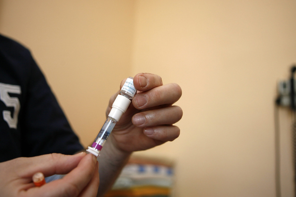 Arzt mit Polio-Impfstoff (Foto: Bruno Arnold, Belga)