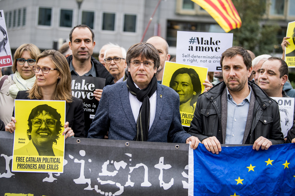 Carles Puigdemont am Dienstag bei einer Protestaktion in Brüssel (Bild: Jasper Jacobs/Belga)