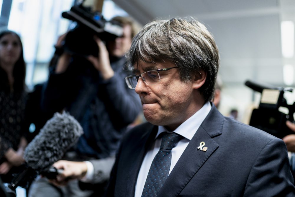 Carles Puigdemont nach einer Pressekonferenz am 14.10. in Brüssel (Bild: Kenzo Tribouillard/AFP)