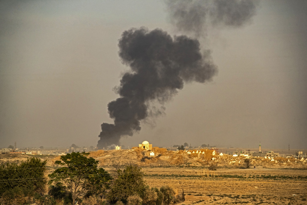 Rauch über der nordsyrischen Stadt Ras al-Ain (Bild: Delil Souleiman/AFP)