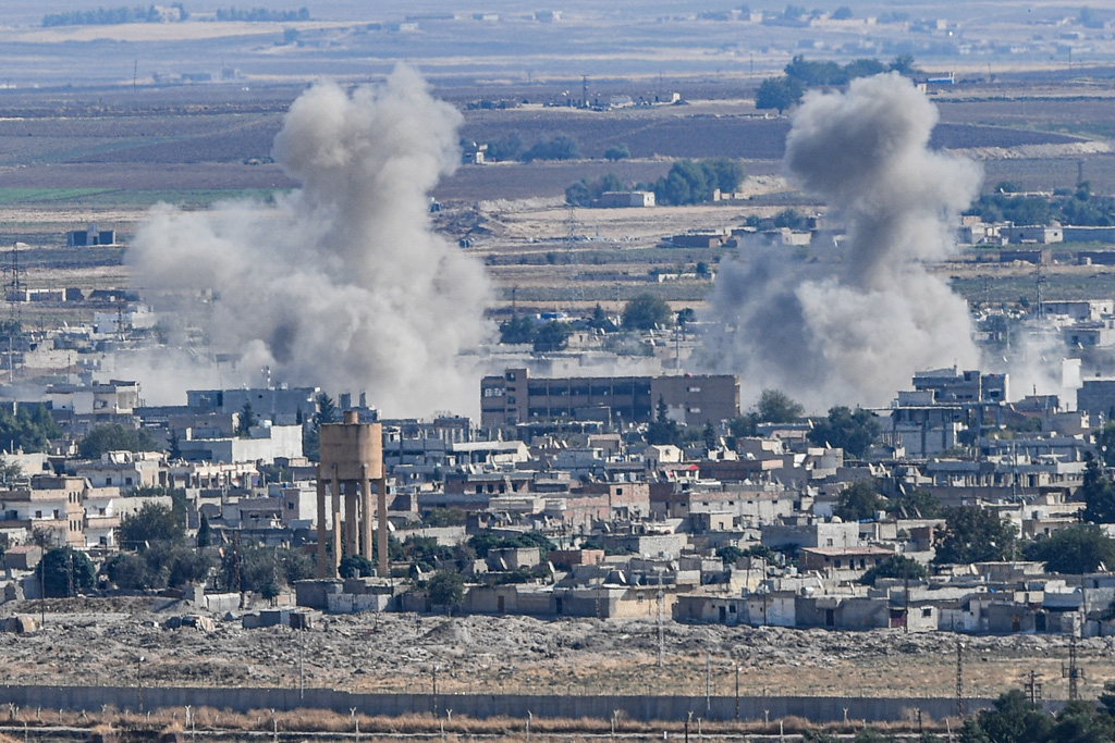 Rauch über der Grenzstadt Ras al-Ain am Dienstag (Bild: Ozan Kose/AFP)