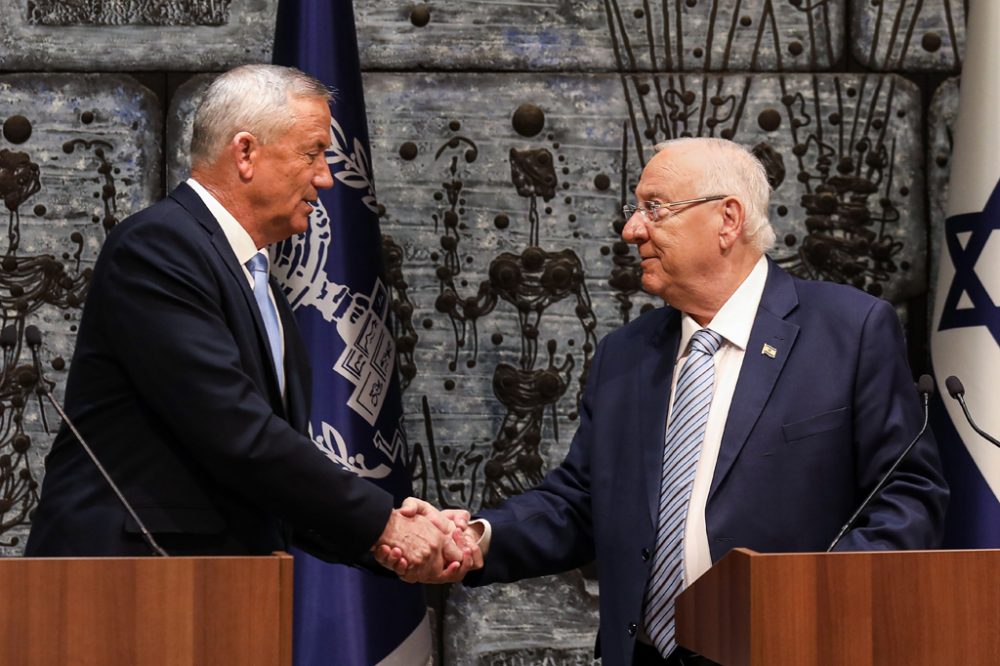 Israels Staatspräsident Reuven Rivlin (R) und der neue Regierungsbildner Benny Gantz (Foto: Gali Tribbon, AFP)