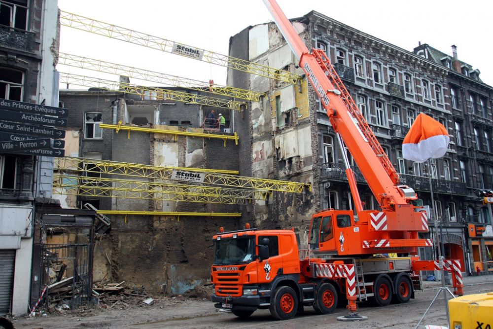 Aufräumarbeiten nach Gasexplosion in Lütticher Rue Léopold (Bild: Michel Krakowski/Belga)