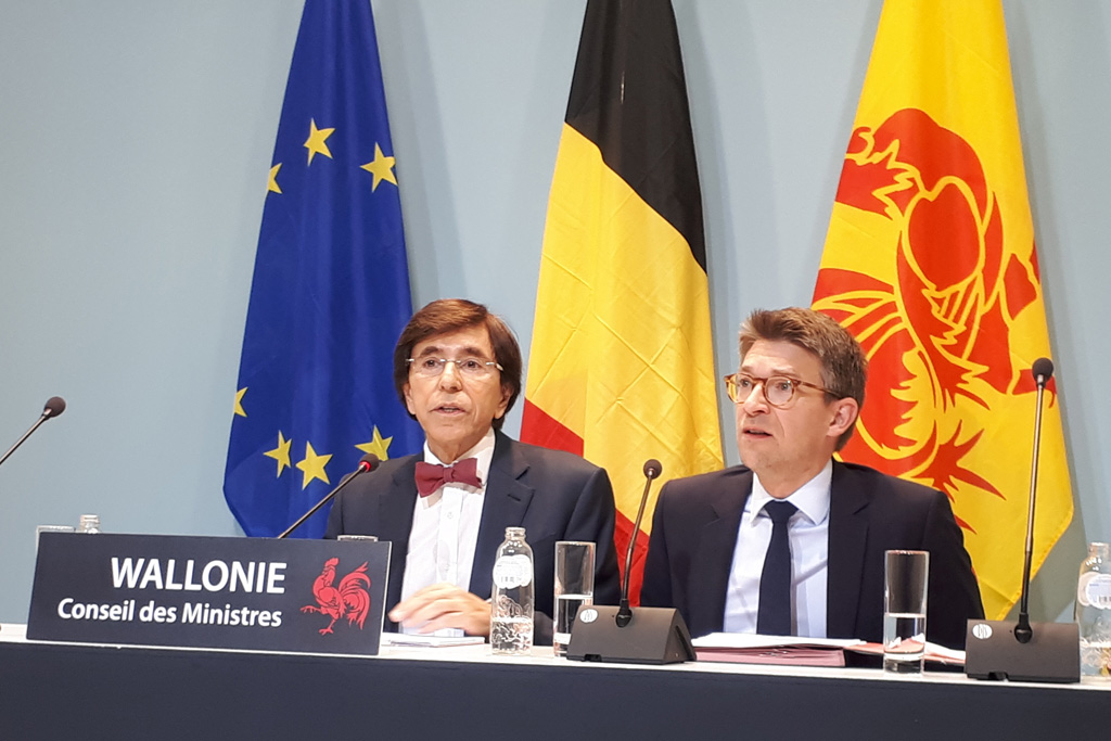 Ministerpräsident Elio Di Rupo und Minister Pierre-Yves Dermagne, der für die öffentliche Verwaltung zuständig ist (Bild: Pierre-Emmanuel Briquet/Belga)