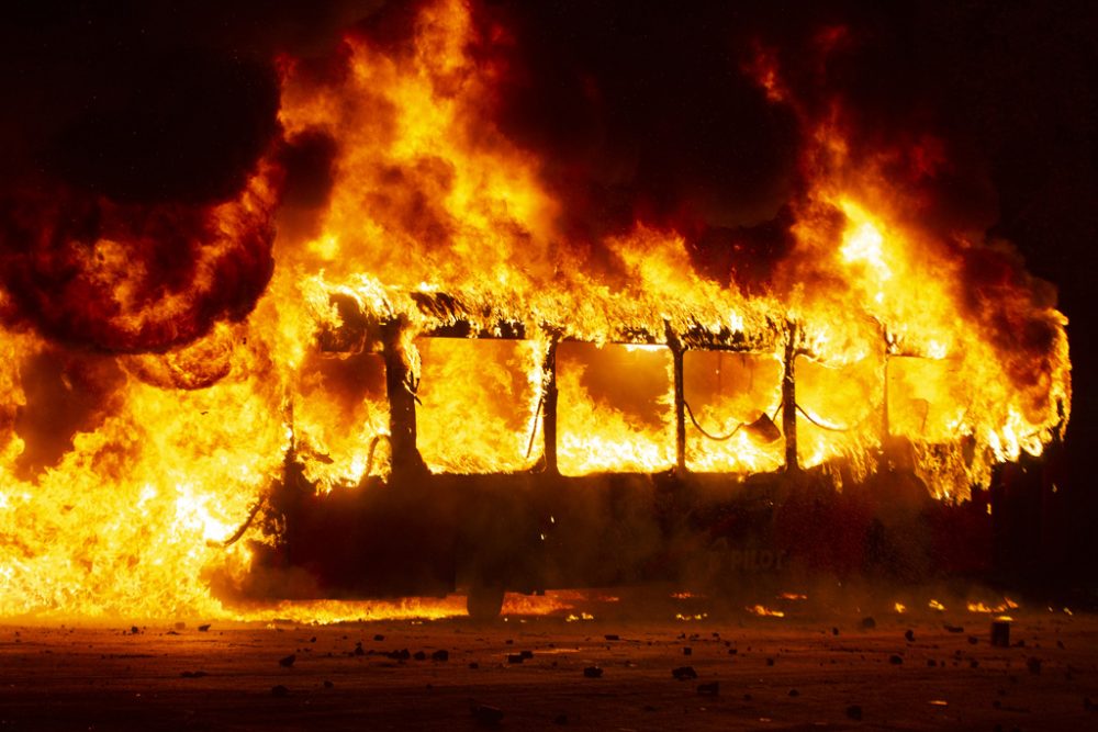 Brennender Bus in der chilenischen Hauptstadt Santiago (Bild: Claudio Reyes/AFP)