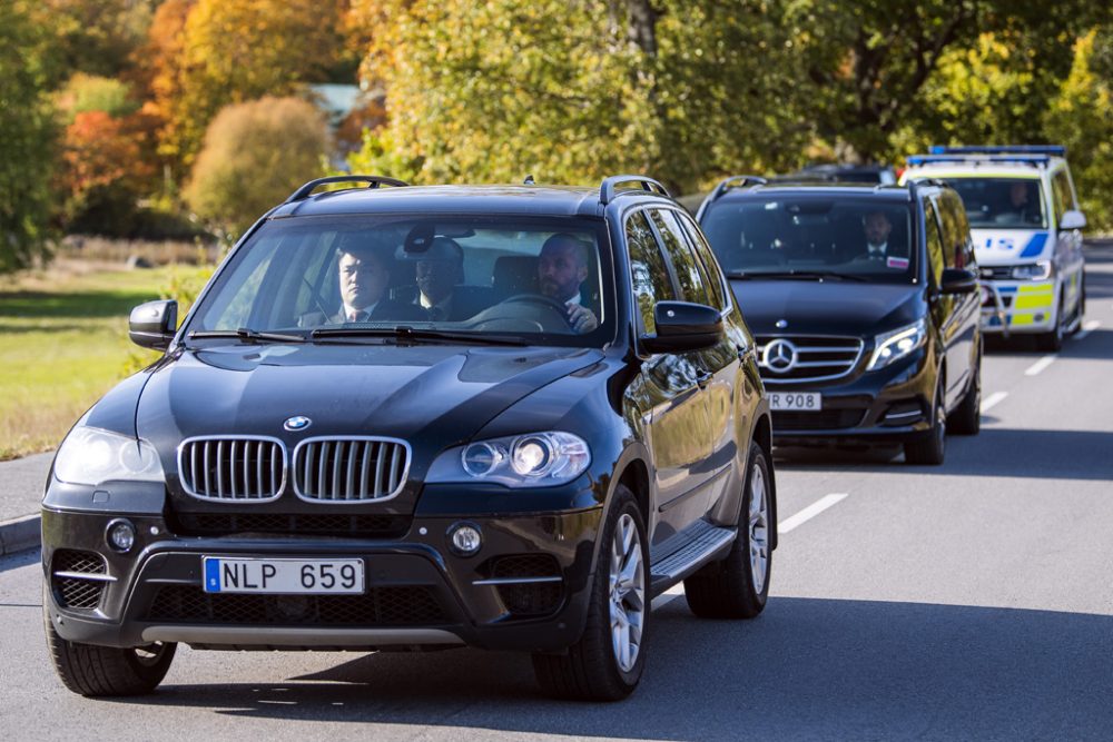 Wagen mit Vertretern der nordkoreanischen Delegeation kommen in Lidingo, Schweden, an (Bild: Jonathan Nackstrand/AFP)