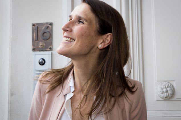 Sophie Wilmès vor der 16, rue de la Loi (Bild: Benoit Doppagne/Belga.)