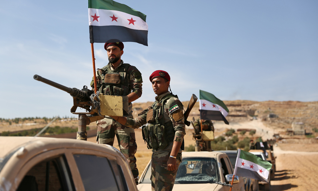 Von der Türkei unterstützte syrische Rebellen am 8.10. nahe der syrisch-türkischen Grenze (Bild: Nazeer Al-Khatib/AFP)