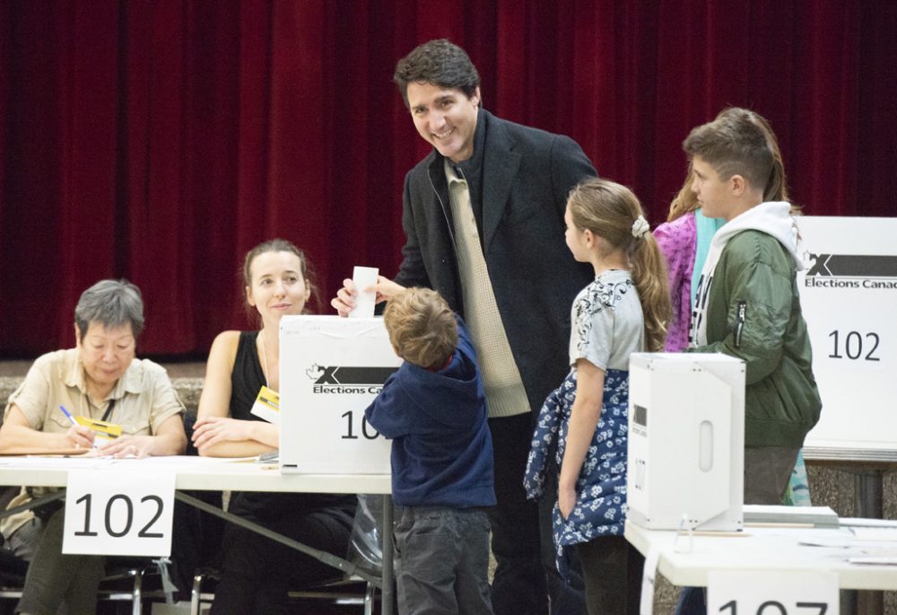 Justin Trudeau nahm die komplette Familie zur Wahl mit (Bild: Sebastien St. Jean/AFP)