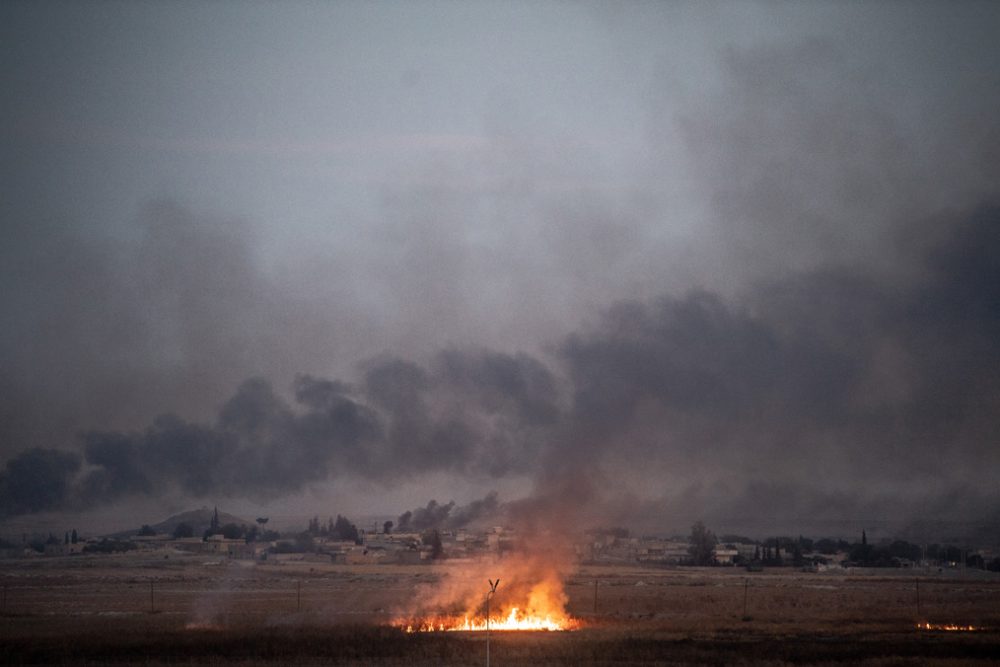 Die syrische Stadt Tal Abyad unter türkischem Beschuss (Foto: Bulent Kilic, AFP)