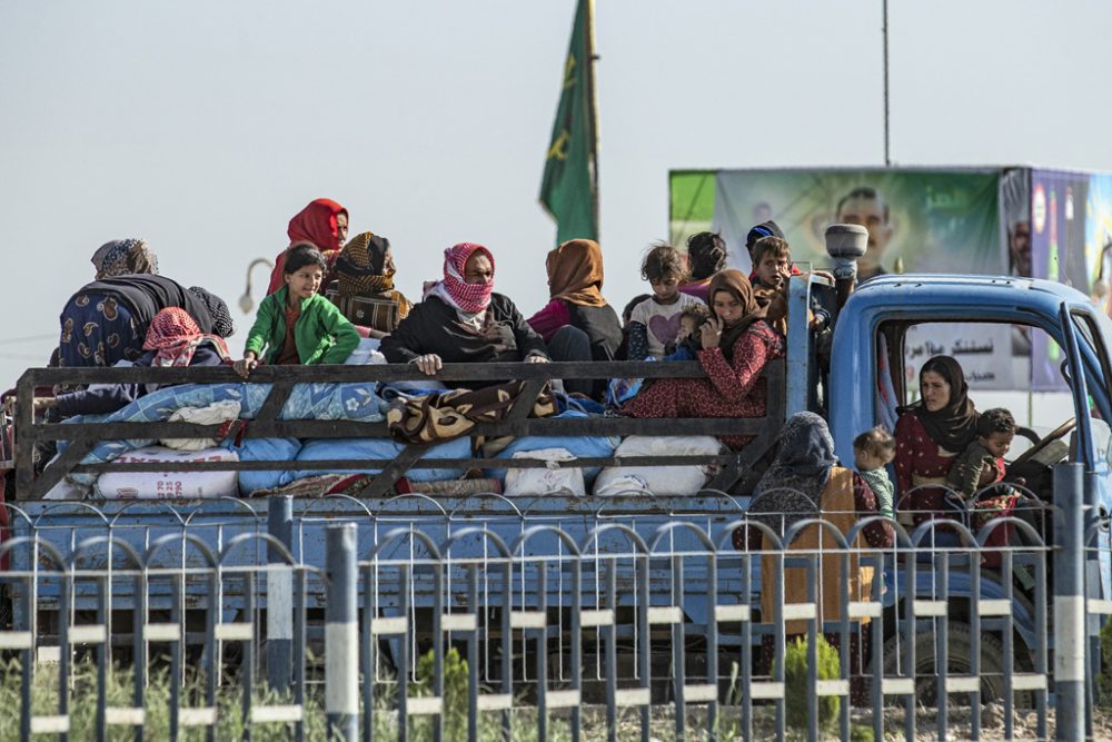 Syrische Familien flüchten nach dem Einmarsch der Türken (Foto: Delil Souleiman, AFP)