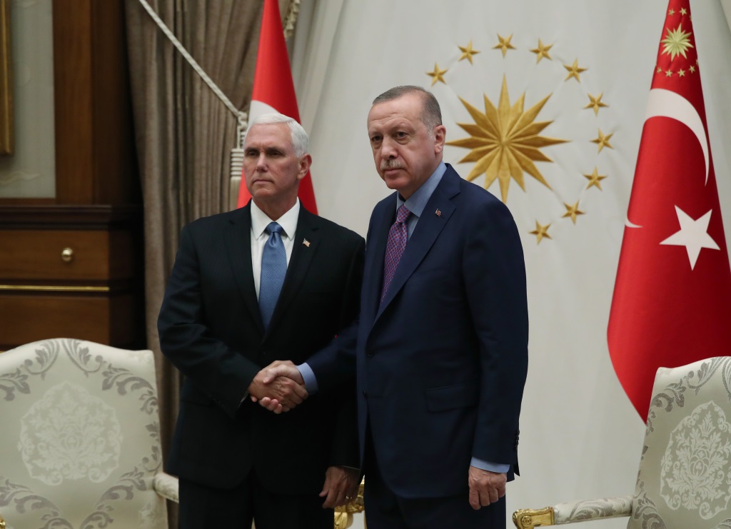 US-Vizepräsident Mike Pence mit dem türkischen Staatschef Recep Tayyip Erdogan in Ankara (Bild: Turkish Presidential Press Service/AFP)
