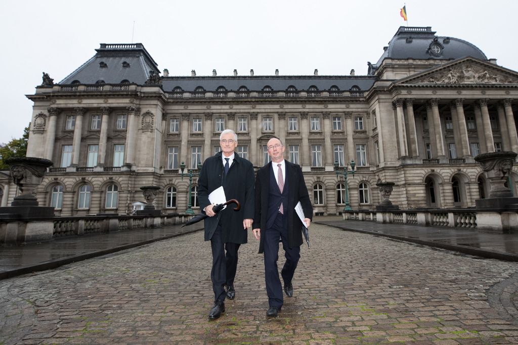 Die "Vor-Regierungsbildner" Geert Bourgeois (N-VA) und Rudy Demotte (PS) machen sich auf den Weg (Bild: Benoît Doppagne/Belga)