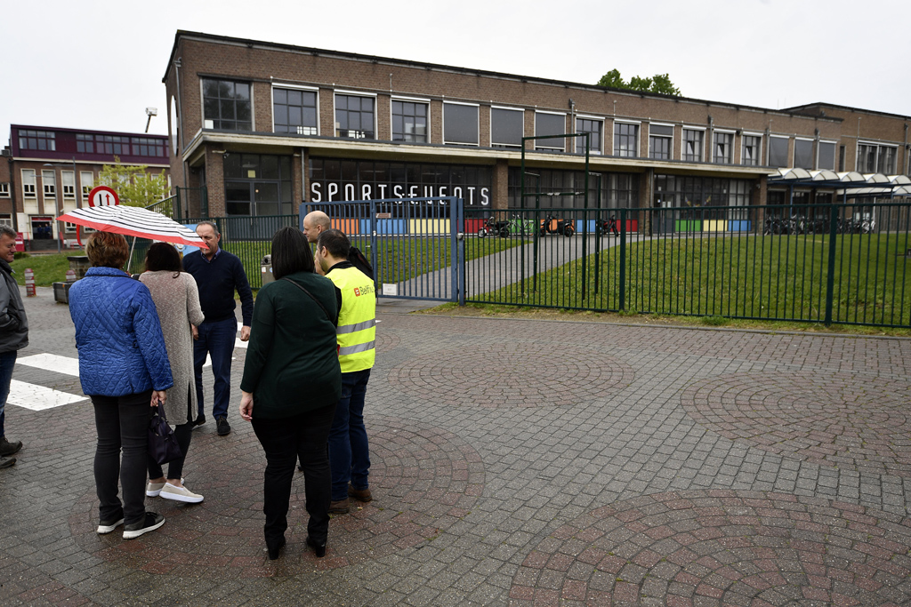 Schule "De Prins" in Diest am 8. Mai: Eltern warten auf ihre Kinder. Die Schule war wegen einer Bombendrohung geräumt worden (Bild: Eric Lalmand/Belga)