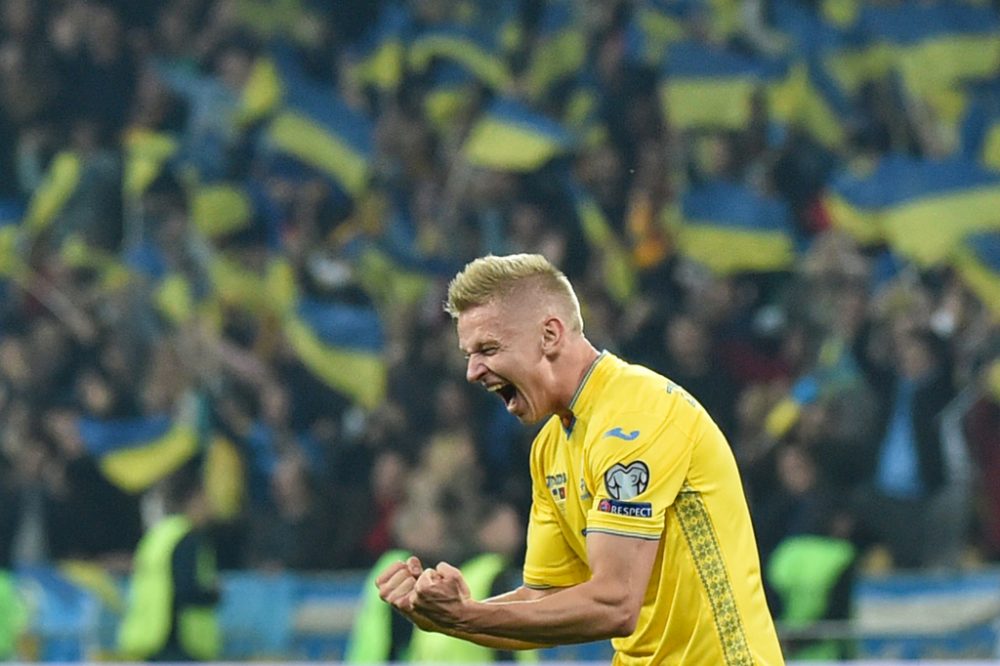 Oleksandr Zinchenko freut sich über die Qualifikation der Ukraine für die Fußball-EM (Bild: Genya Savilov/AFP)