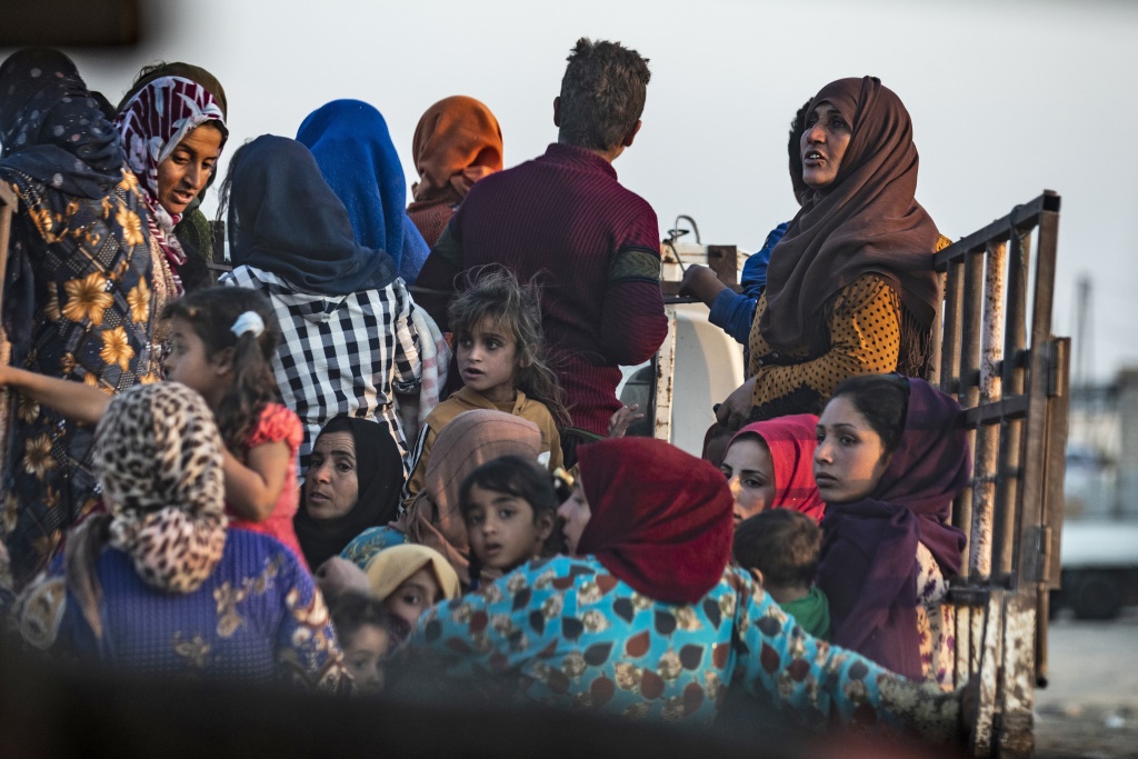 Zivilisten fliehen aus dem syrischen Ros al-Ain (Bild: Delil Souleiman /AFP)
