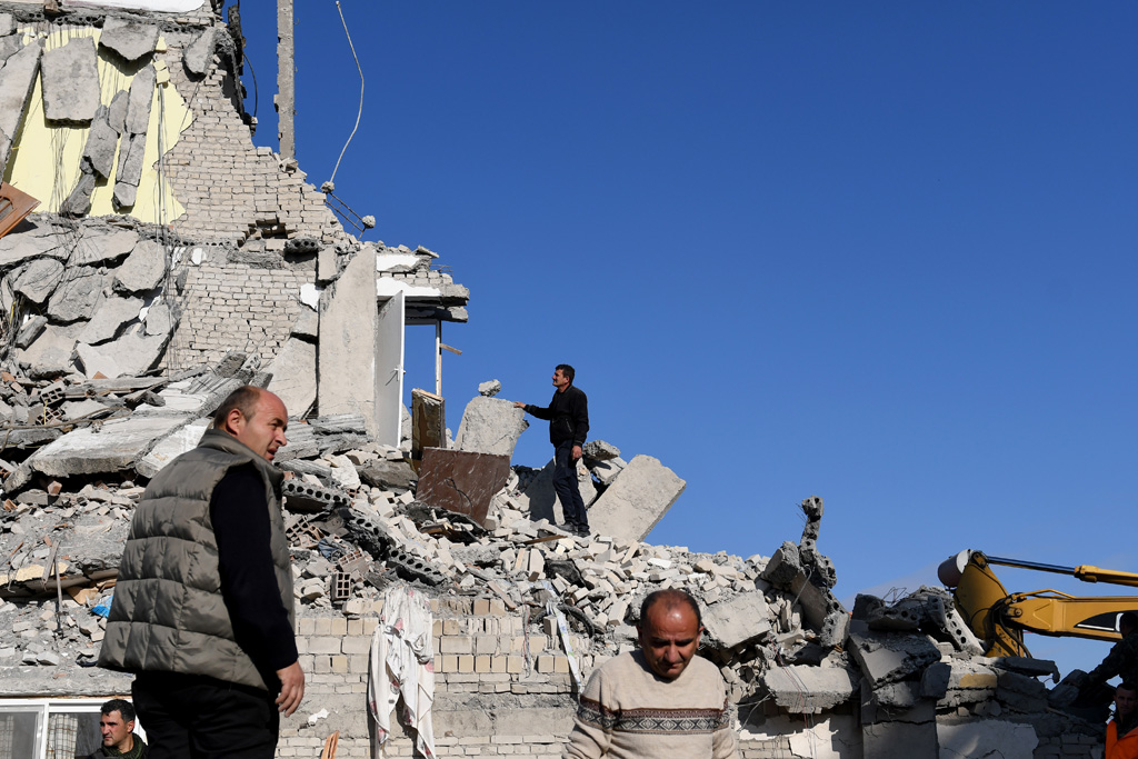 Starkes Erdbeben erschüttert Albanien - Bild aus Thumane im Nordwesten von Tirana (Bild: Gent Shkullaku/AFP)