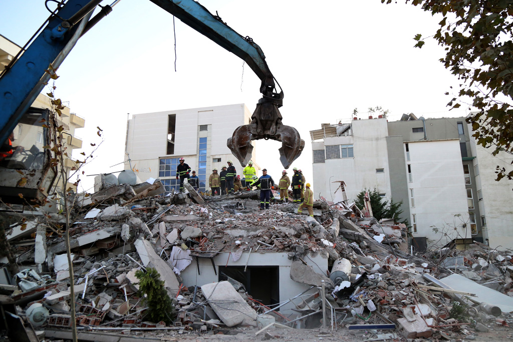 Bergungsarbeiten nach dem Erdbeben in Albanien (Bild: Gent Shkullaku/AFP)