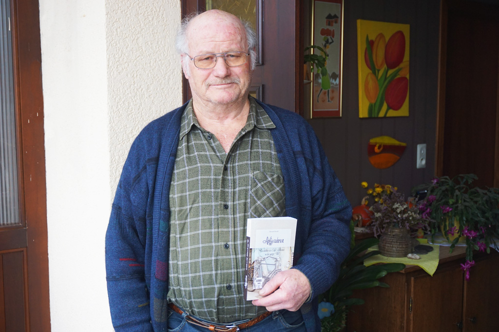 Bernard Roehl mit seinem Buch "Ahfjevahren" (Bild: Stephan Pesch/BRF)