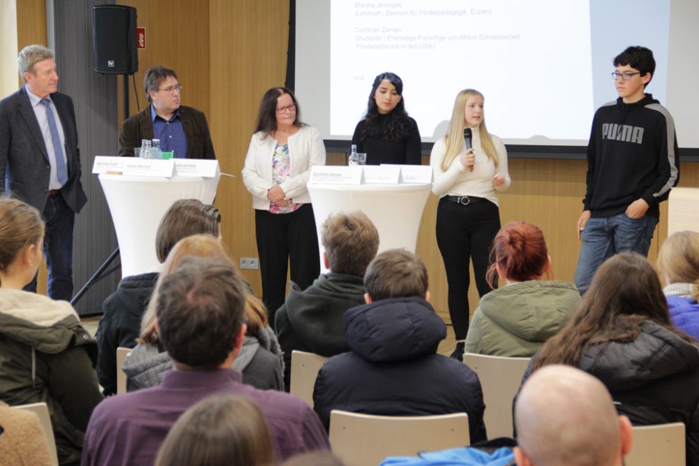 Manfred Poth (Allgemeiner Vertreter des Landrates des Kreises Euskirchen), Stefan Wunsch (Wissenschaftlicher Leiter der Akademie Vogelsang IP), Marieta Jenniges (Lehrerin am Zentrum für Förderpädagogik in Eupen), Dschihan Zamani (Studentin und ehemalige Freiwillige der Aktion Sühnezeichen Friedensdienste in den USA), Johanna Götz, Moritz Hütter (Gesamtschule Eifel, Blankenheim) und Eva Krane (Bildungsreferentin der Akademie Vogelsang IP) (Bild: Vogelsang IP)