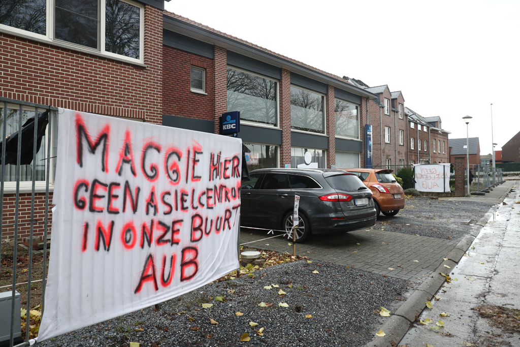 Protest gegen geplantes Asylzentrum in Bilzen (Foto: Virginie Lefour, Belga)