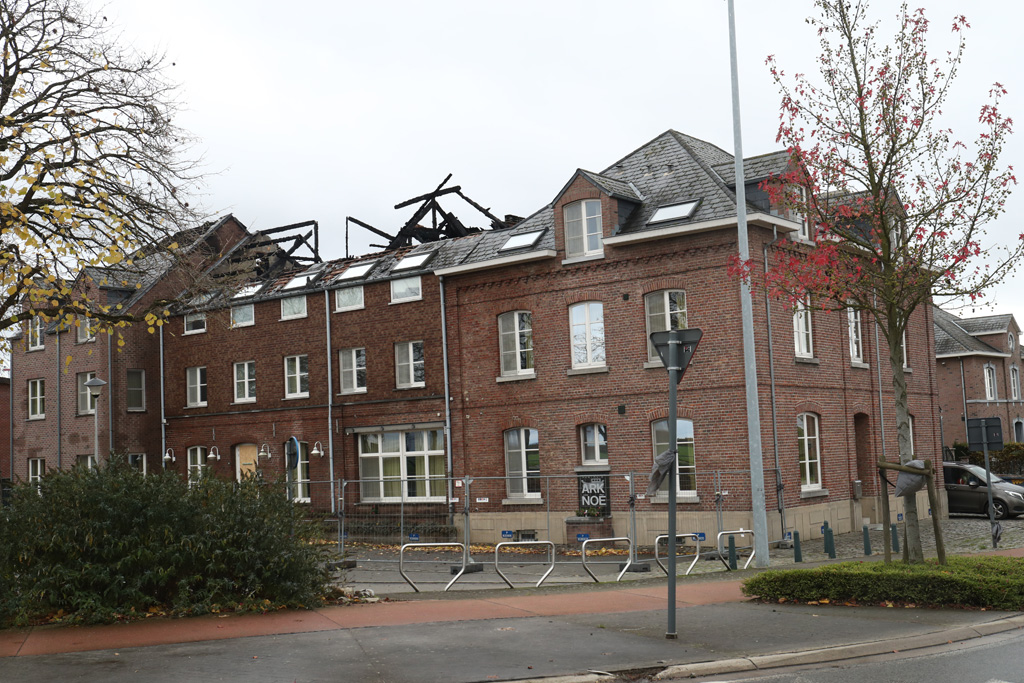 Schäden nach dem Brandanschlag auf ein künftiges Asylbewerberheim im limburgischen Bilzen (Bild: Virginie Lefour/Belga)