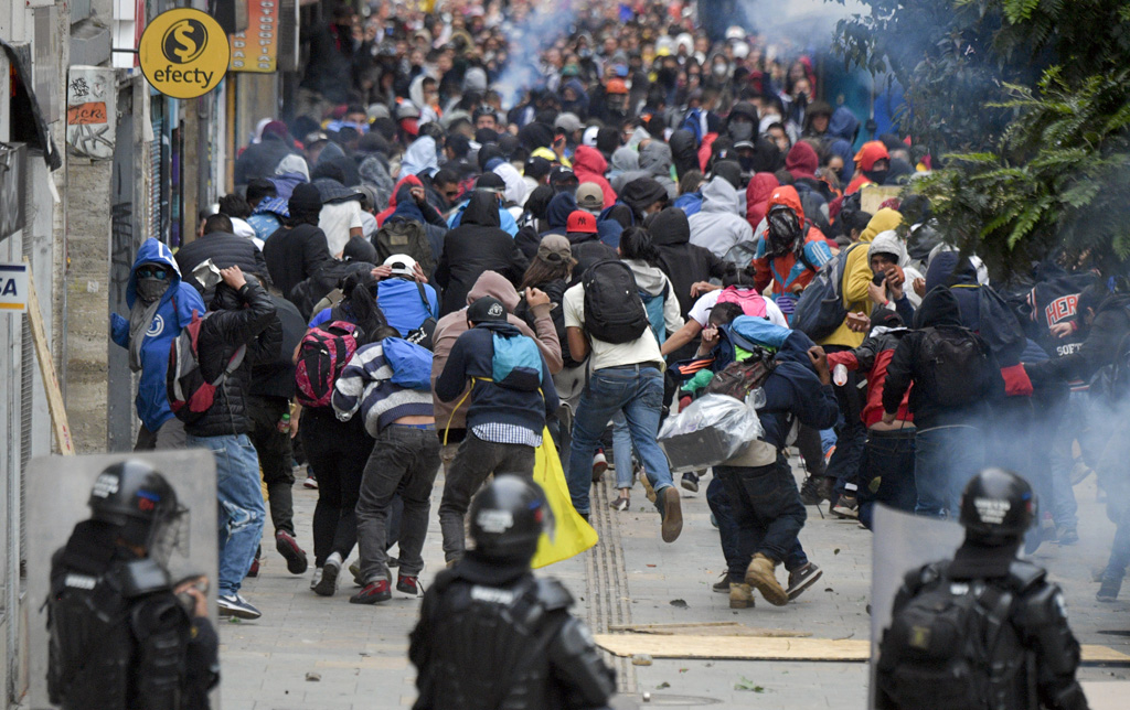 Demonstranten konfrontieren Polizisten in Bogotà (Bild: Raul Arboleda/AFP)
