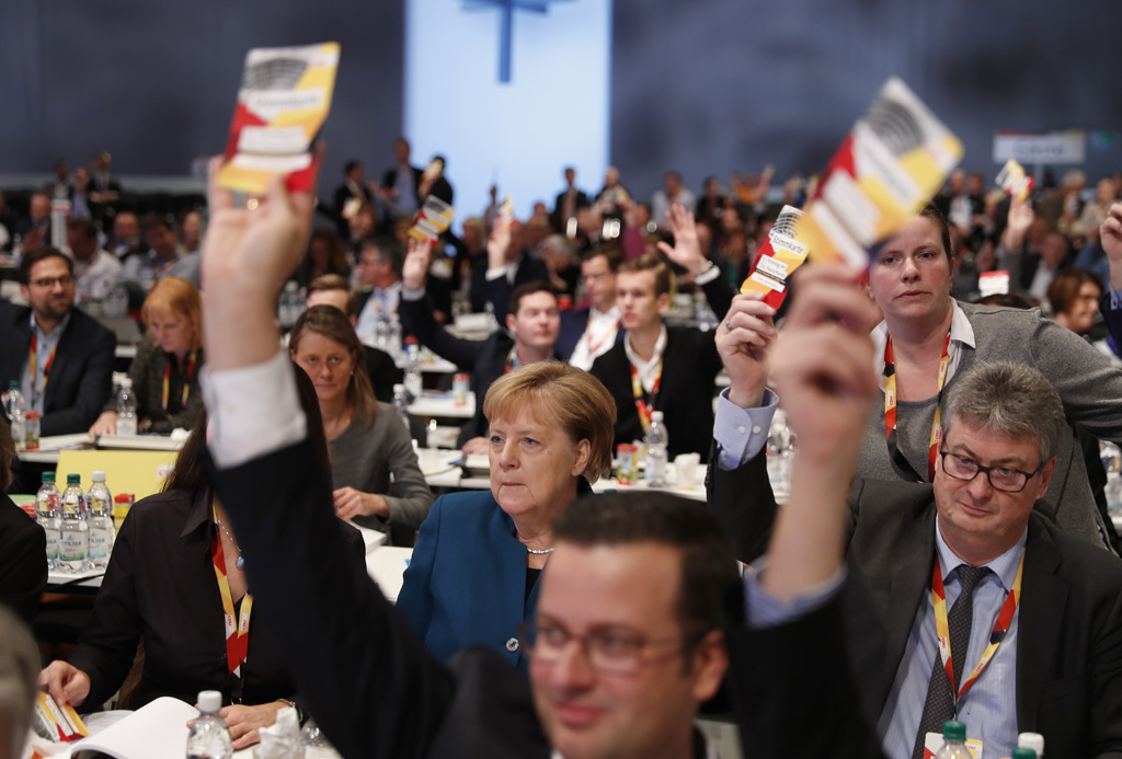 Angela Merkel (M.) beim CDU-Parteitag in Leipzig (Bild: Odd Andersen/AFP)