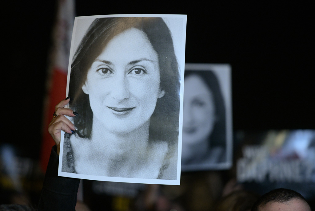 Demonstranten mit einem Bild der Journalistin Daphne Caruana Galizia (Bild: Matthew Mirabelli/AFP)