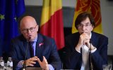 Pressekonferenz mit Haushaltsminister Jean-Luc Crucke und Ministerpräsident Elio Di Rupo in Namur (Bild: Laurie Dieffembacq/Belga)