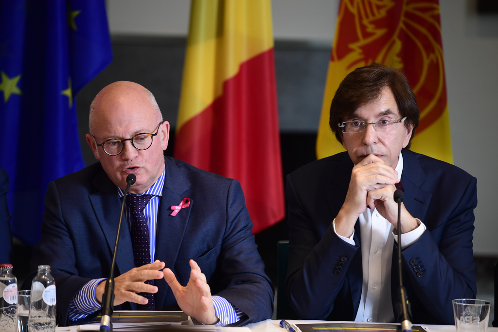 Pressekonferenz mit Haushaltsminister Jean-Luc Crucke und Ministerpräsident Elio Di Rupo in Namur (Bild: Laurie Dieffembacq/Belga)