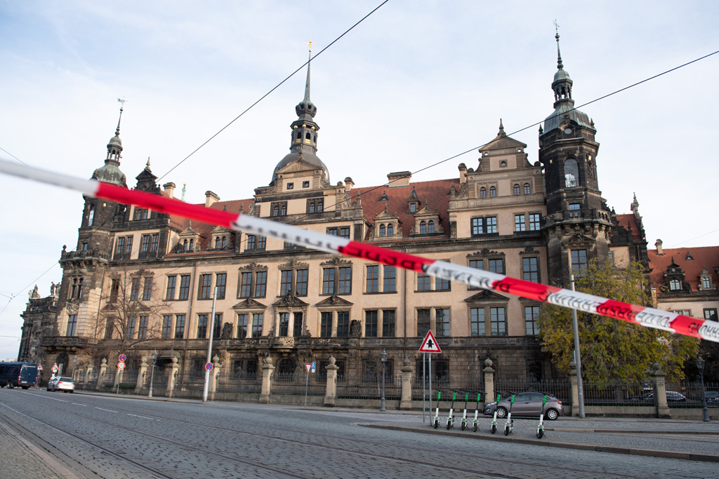 Polizeiabsperrung vor dem Residenzschloss in Dresden (Bild: Sebastian Kahnert/dpa/AFP)